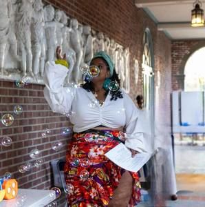 Meet your Posher, Aviona